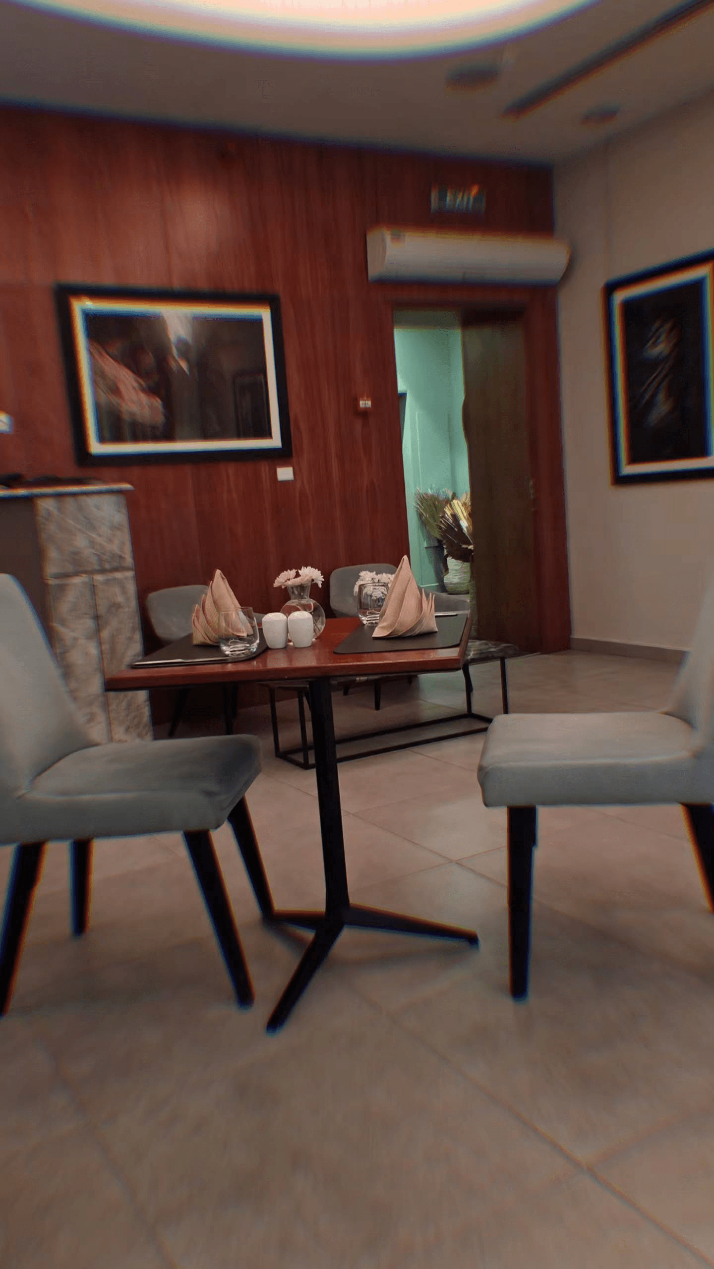 Table de travail dressée.